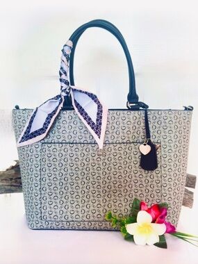 GUESS~ Stylish Large Gray Monogrammed Patterned Tote Bag w/Beige Lining